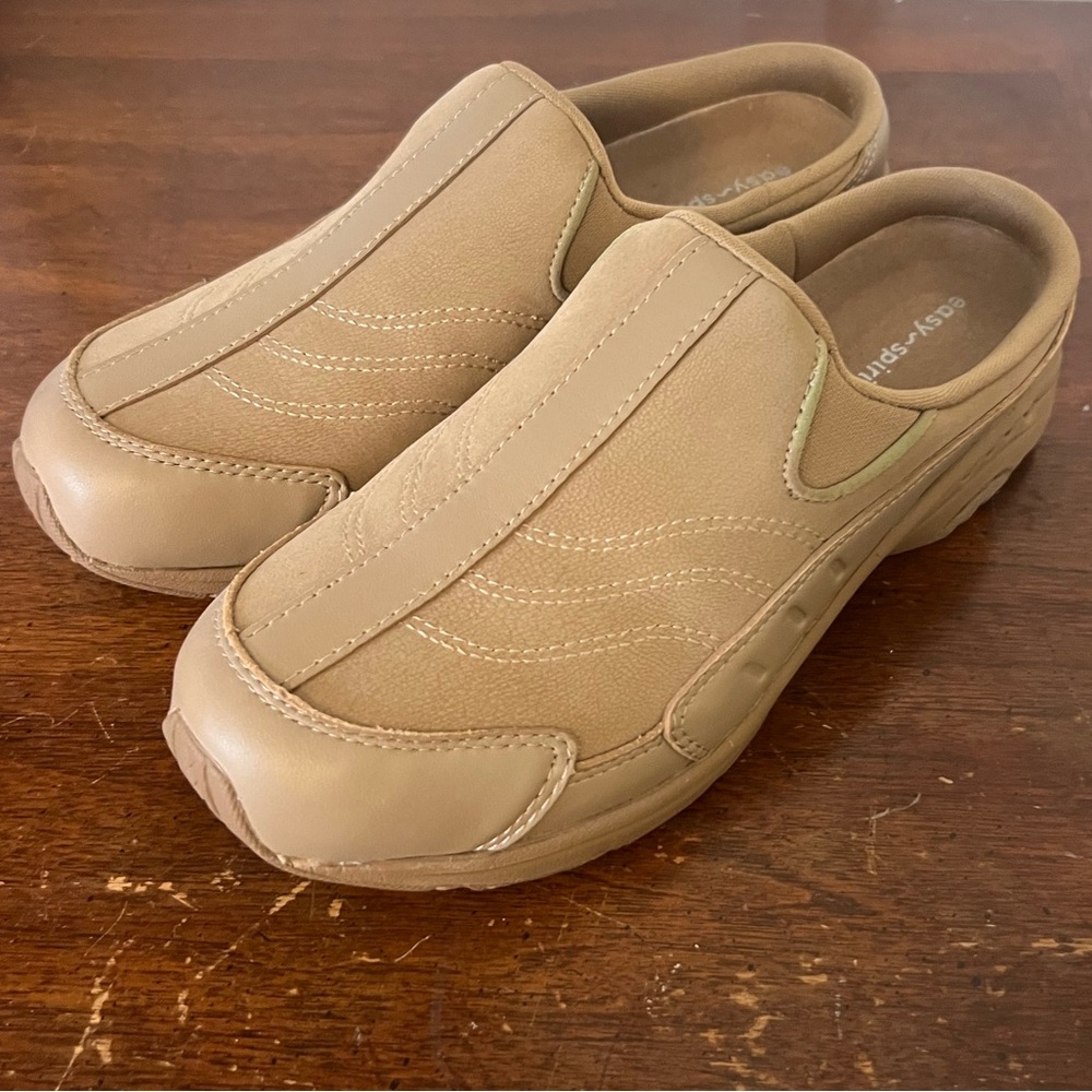 Easy Spirit women's mule clogs Traveltime model in a tan or taupe color size 7.5